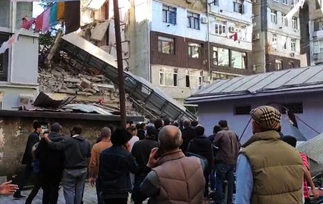 Обвалення будинку в Батумі: з-під завалів дістали двох дітей