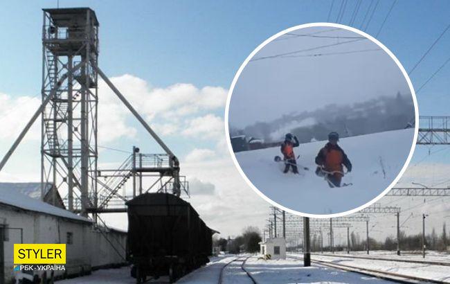 На Закарпатье железнодорожники косили траву в снежных сугробах: видео удивило сеть