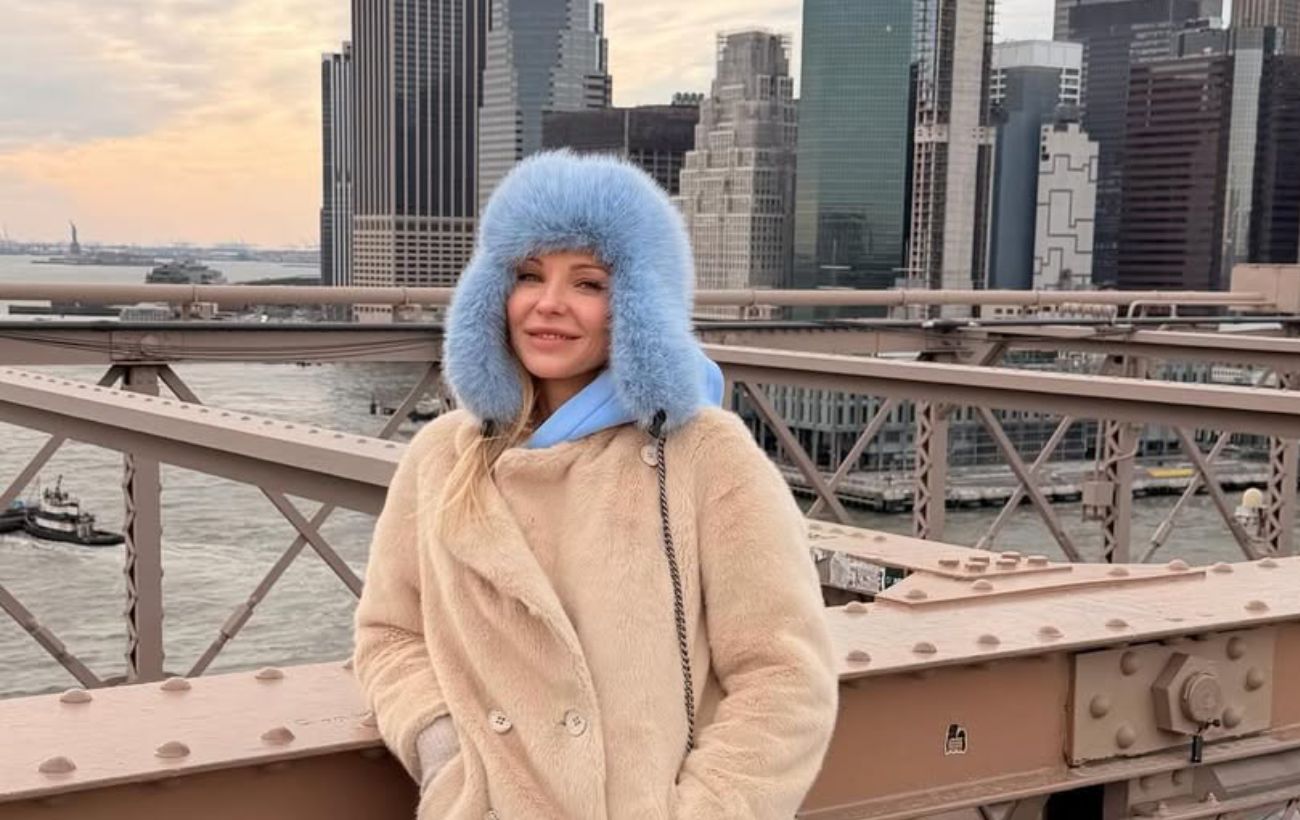 Блакитна шапка-вушанка і пальто з екохутра: ідея зимового образу від Даші Трегубової