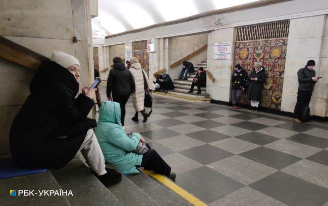 В Киеве ограничили работу центральных станций метро на фоне тревоги