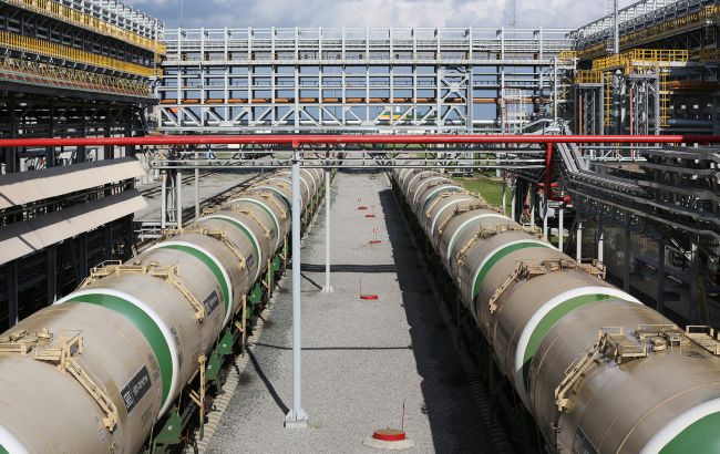 Польща у лютому хоче більш ніж удвічі скоротити імпорт нафти з РФ, - Bloomberg