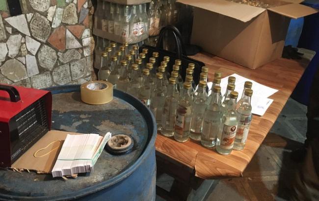 У Києві ліквідували підпільний цех з виробництва контрафактного алкоголю
