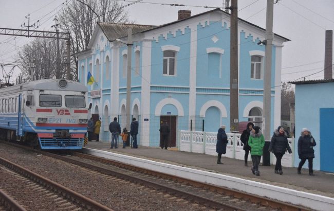 Бойовики обстрілюють залізничну станцію в Донецькій області, рух поїздів обмежили