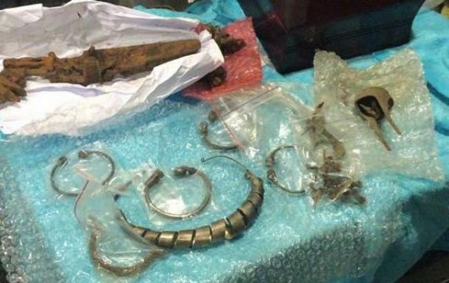 Мужчина пытался вывезти из Украины в ЕС старинные украшения и оружие