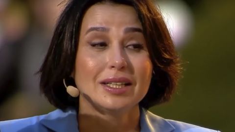 Желіде қорлау элементтері бар топтық сексті қараңыз Анна Курникованы ұрып жатыр