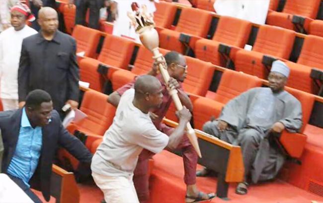 Украсть за две минуты: в Нигерии из парламента вынесли жезл для принятия решений (видео)