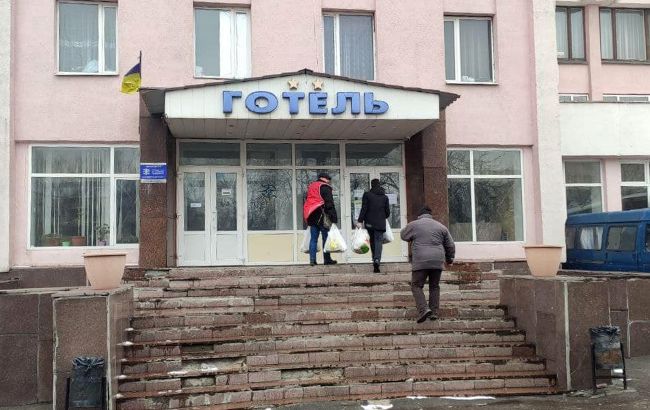 У Кропивницькому переселенців виселяють з готелю: деякі з інвалідністю