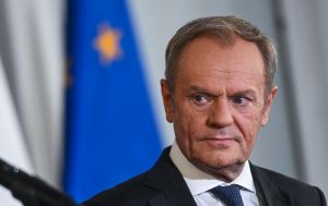 "Тішить Путіна і шокує союзників": Туск відреагував на позбавлення Зеленського нагороди