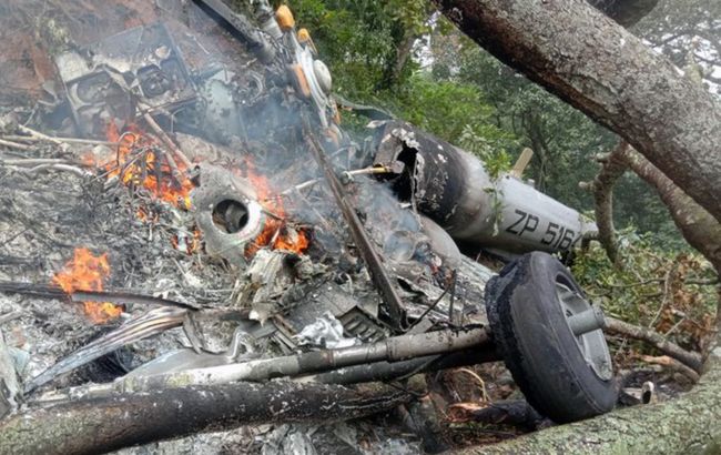 Перевозив начальника штабу оборони країни. В Індії розбився військовий вертоліт