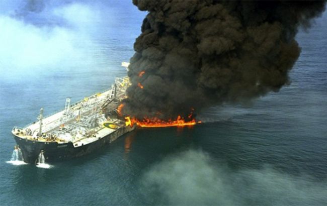 Є загроза екокатастрофи. Біля берегів Нігерії вибухнуло судно з нафтою