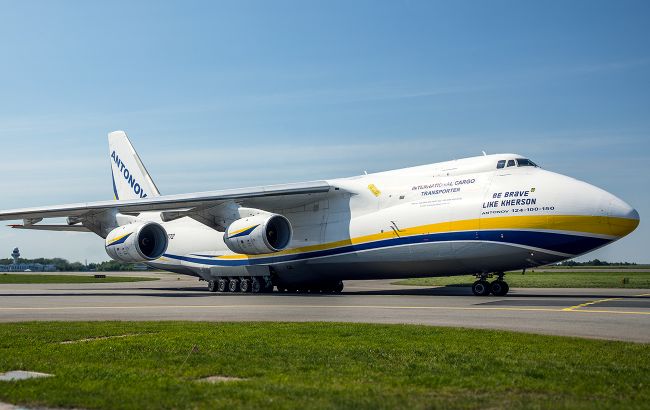 Найбільший вантажний літак. З'явилися фото доставки HIMARS українським "Русланом"