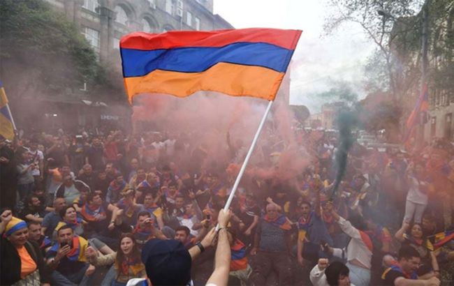 Хотят отставки Пашиняна. Оппозиция в Армении вышла на протесты из-за Нагорного Карабаха