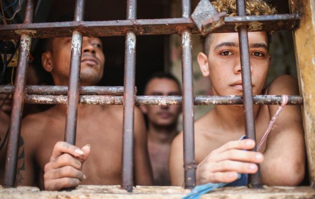 В Бразилии во время бунта в колонии погибли 7 подростков