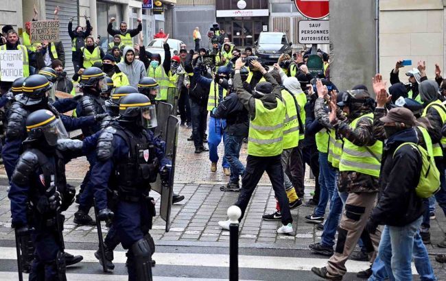 Количество задержанных "желтых жилетов" в Париже превысило 50