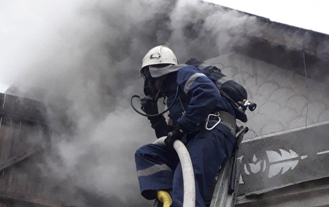 Под Киевом мужчина спас семью с тремя детьми из пылающего дома