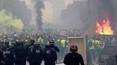 Макрон пригрозил решительными мерами в отношении "желтых жилетов"