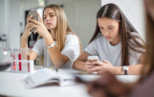 Смартфоны на уроках: Лисовой объяснил, могут ли школы запрещать гаджеты