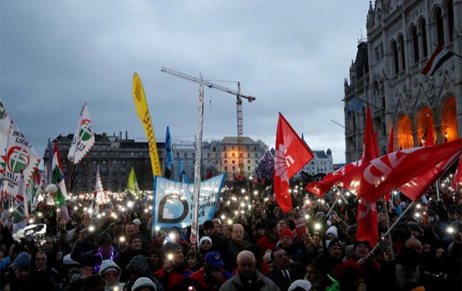В Венгрии тысячи людей вышли на акцию протеста против "рабского труда"