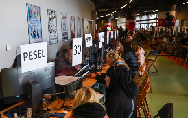 Польша меняет правила соцпомощи для украинских беженцев: что нового