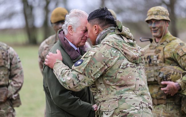 Король Чарльз III посетил украинских бойцов, учащихся в Британии (фото, видео)