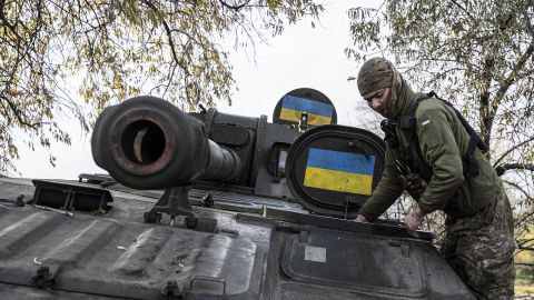 Українські військові показали "трофеї" після штурмів росіян під Бахмутом