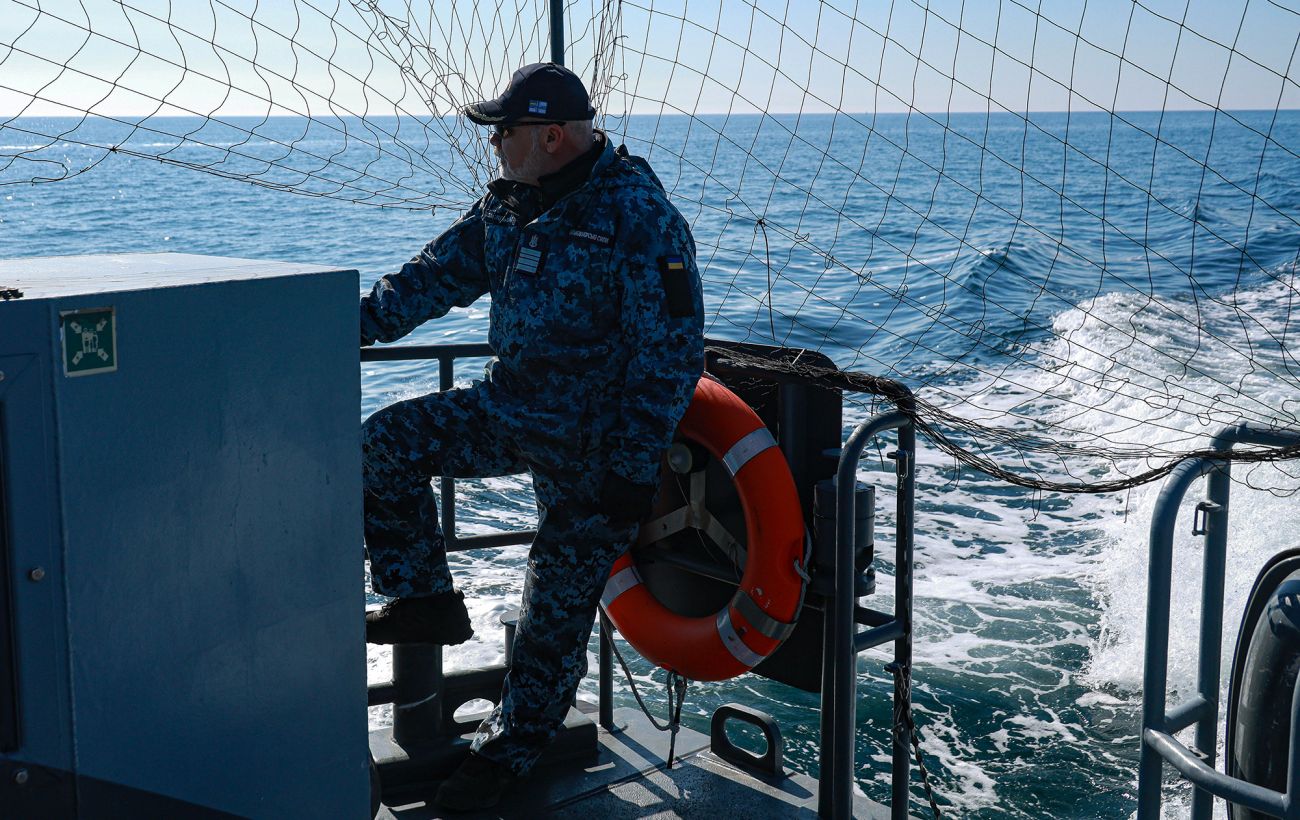Росіяни вдарили по іноземних суднах у морі, ВМС України евакуювали людей: є жертва