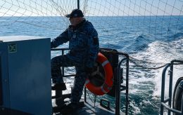 Росіяни вдарили по іноземних суднах у морі, ВМС України евакуювали людей: є жертва