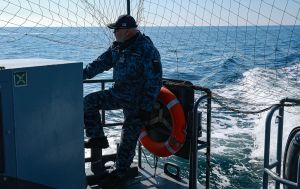 Росіяни вдарили по іноземних суднах у морі, ВМС України евакуювали людей: є жертва