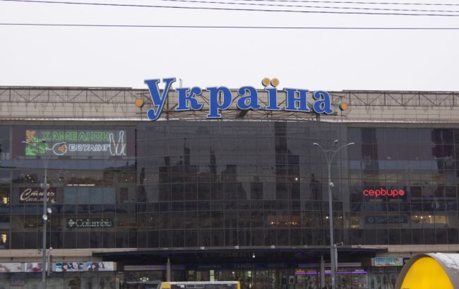 Универмаг "Украина" в Киеве эвакуируют из-за сообщения о минировании
