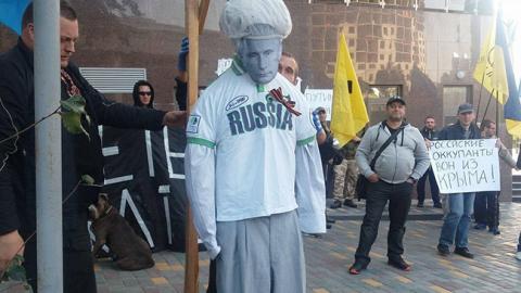 В Одессе под стенами российского консульства сожгли чучело "Путина"