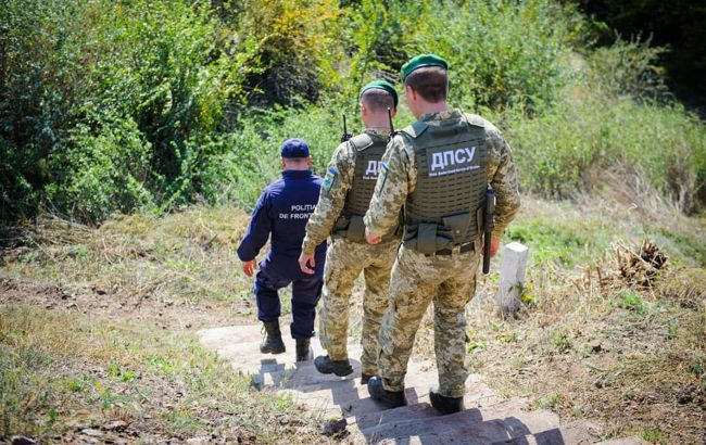 Нашли "переправщиков" в соцсетях: ГПСУ сорвала очередную попытку незаконного выезда