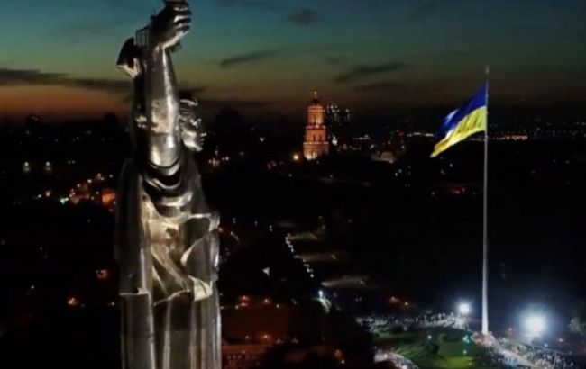 В Киеве самый большой флаг Украины приспустили из-за сильного ветра