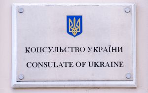 Украинцы за границей не могут получить консульские услуги. Почему и что это значит