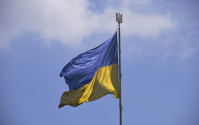 В День Независимости над оккупированными городами активисты подняли украинский флаг (видео)
