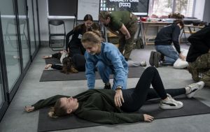 Покрокові сценарії та практика: МОН презентувало новий посібник із "Захисту України"