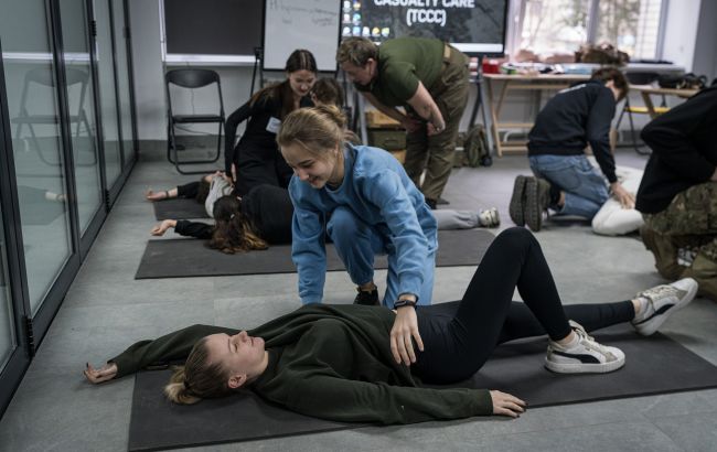 Пошаговые сценарии и практика: МОН представило новое пособие по "Защите Украины"