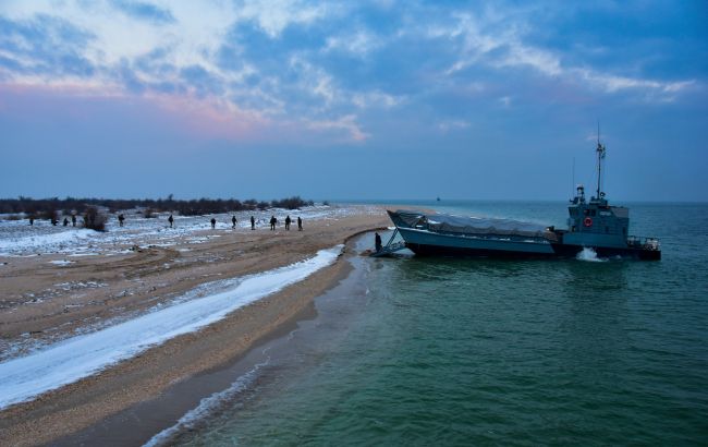 Британські водолази навчають бійців ЗСУ знешкоджувати бомби та міни (відео)