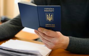 Закордонний паспорт за кордоном: чи потрібен чоловікам витяг із "Резерв+"