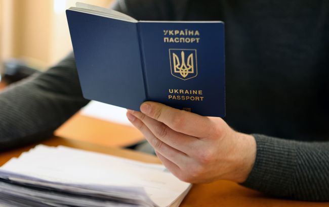 Закордонний паспорт за кордоном: чи потрібен чоловікам витяг із "Резерв+"