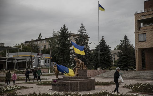 В селе под Изюмом вывесили украинский флаг (видео)