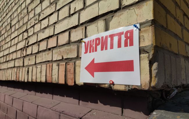 В Киеве во время тревоги обвалился потолок и прорвало трубу в укрытии школы (видео)