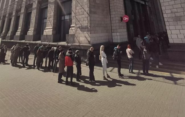 Марка з кораблем від Укрпошти б'є всі рекорди: черга більша, ніж за iPhone