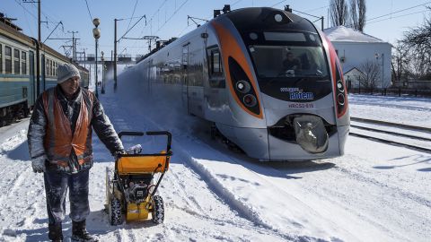 Непогода затрудняет движение поездов по всей Украине: что говорят в "Укрзализныце"