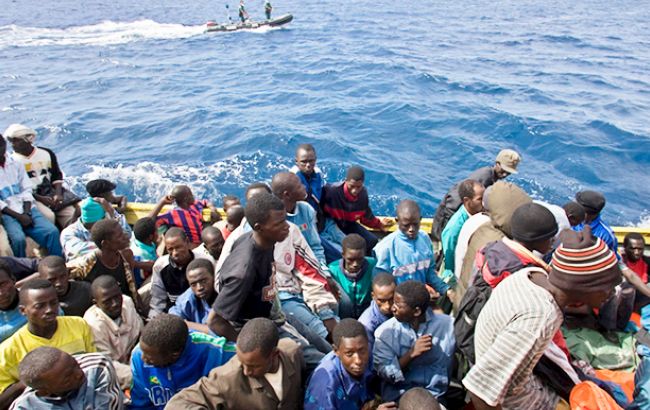 У берегов Италии перехватили лодку с 150 мигрантами