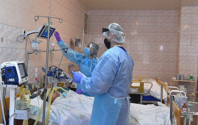 В Украине снижается уровень COVID-госпитализаций, но растет число пациентов на ИВЛ