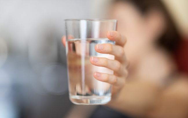 Чи потрібно випивати склянку води перед сном? Експертка дала вичерпну відповідь