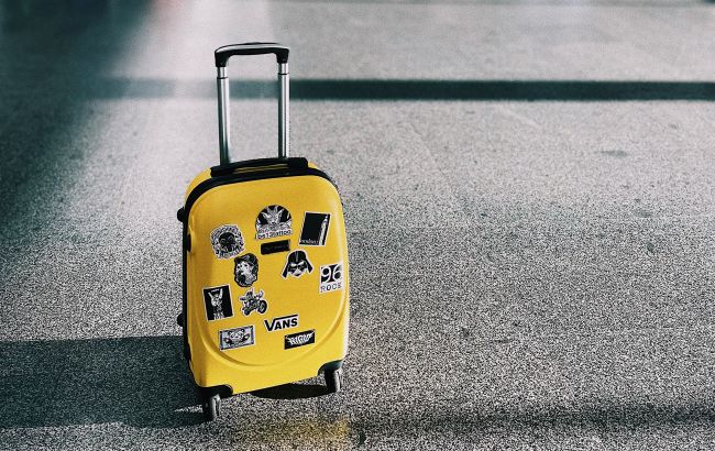 Почему в самолете нужно запирать ручную кладь на замок: об этом никто не знает