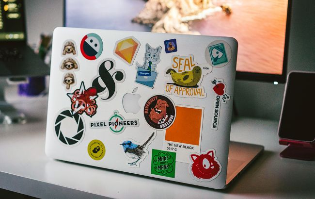 Як зняти наліпку з ноутбука, не пошкодивши його поверхню: дієві лайфхаки