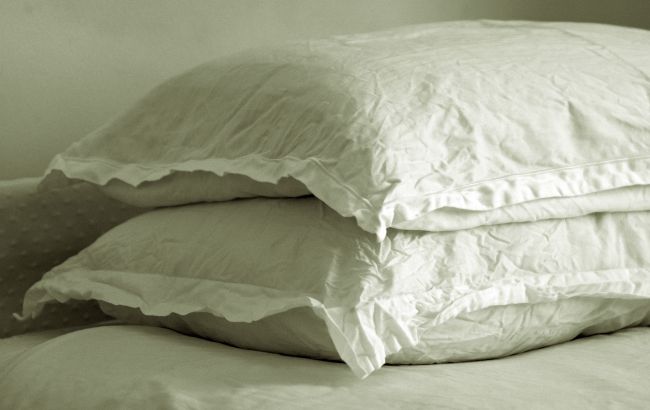 Как избавиться от желтых пятен на старых подушках: этот метод спасет ваши вещи