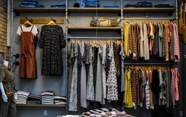 У шафі катастрофічно не вистачає місця? Ці лайфхаки допоможуть швидко розібратися з речами